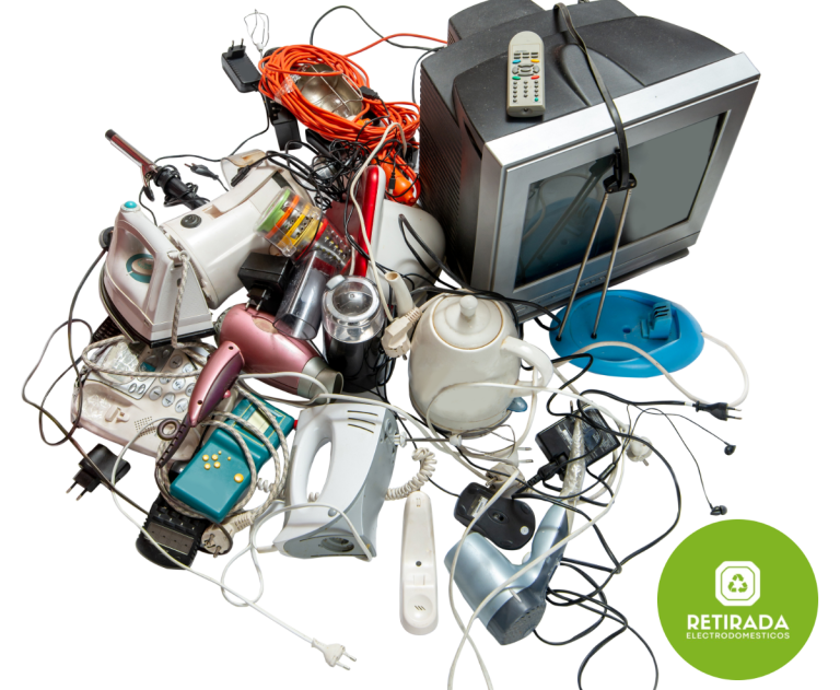 Recogida de electrodomésticos pequeños Montón desordenado de dispositivos electrónicos y cables.